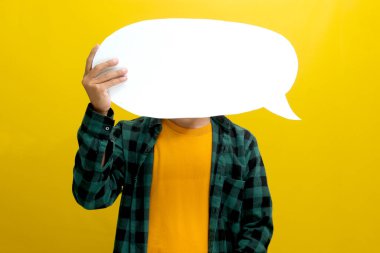 Önünde duran konuşma balonunun arkasında yüzünü gizleyen Asyalı adam, bilgi, düşünce, alıntı, fikir, eleştiri ve geri bildirim kavramlarını tasvir eden sarı bir arkaplana karşı duruyor.