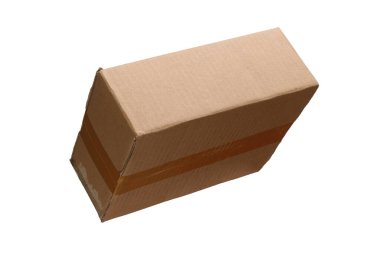 beyaz arkaplanda karton kutu izole