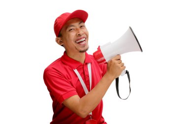Asyalı kurye ya da kurye megafona bağırıyor, reklam, özel teklif, indirim ve büyük anlaşmalar duyuruyor, beyaz bir arka planda izole edilmiş.