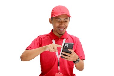 Heyecanlı Asyalı kurye ya da kurye telefonuna işaret ederken şaşkınlığını dile getiriyor. Beyaz bir arkaplanda izole edilmiş