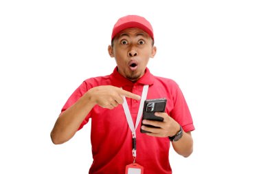 Heyecanlı Asyalı kurye ya da kurye telefonuna işaret ederken şaşkınlığını dile getiriyor. Beyaz bir arkaplanda izole edilmiş