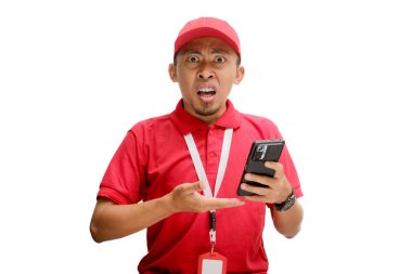 Şaşırmış Asyalı kurye ya da kurye, sevkiyattaki gecikme, hasarlı paket ya da başarısız alışveriş ya da teslimat gibi beklenmedik haberlere tepki veriyor. Beyaz bir arkaplanda izole edilmiş