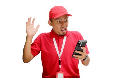 Şaşırmış Asyalı kurye ya da kurye, sevkiyattaki gecikme, hasarlı paket ya da başarısız alışveriş ya da teslimat gibi beklenmedik haberlere tepki veriyor. Beyaz bir arkaplanda izole edilmiş