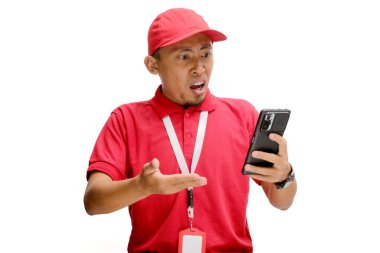 Şaşırmış Asyalı kurye ya da kurye, sevkiyattaki gecikme, hasarlı paket ya da başarısız alışveriş ya da teslimat gibi beklenmedik haberlere tepki veriyor. Beyaz bir arkaplanda izole edilmiş