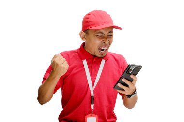 Memnun olmayan Asyalı kurye telefonuna öfkeyle bağırıyor, sevkiyattaki gecikme, hasarlı paket, başarısız alışveriş veya teslimat gibi beklenmedik haberlere tepki veriyor. Beyaz arkaplanda izole