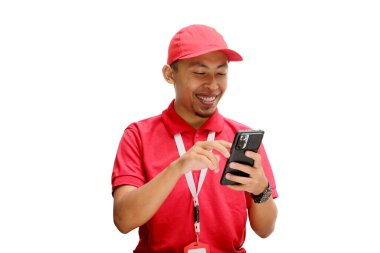 Kendine güvenen Asyalı kurye ya da kurye telefonunu mesaj atmak, teslimatı takip etmek ve stokları kontrol etmek için kullanıyor. Beyaz bir arkaplanda izole edilmiş