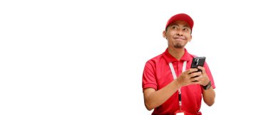 Kendine güvenen Asyalı kurye ya da kurye telefonunu mesaj atmak, teslimatı takip etmek ve stokları kontrol etmek için kullanıyor. Beyaz bir arkaplanda izole edilmiş