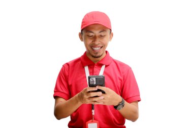 Kendine güvenen Asyalı kurye ya da kurye telefonunu mesaj atmak, teslimatı takip etmek ve stokları kontrol etmek için kullanıyor. Beyaz bir arkaplanda izole edilmiş