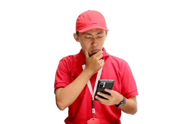 Asyalı kurye ya da kurye kafası karışık ve düşünceli görünüyor. Çözüm bulmaya çalışıyor ve akıllı telefonuyla sorunları çözmeye çalışıyor. Beyaz bir arkaplanda izole edilmiş