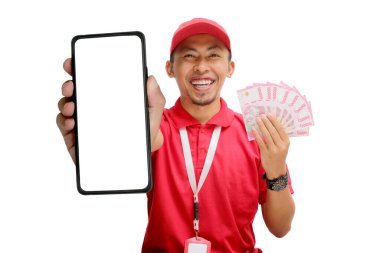 Heyecanlı Asyalı kurye ya da kurye kameraya beyaz ekranlı bir telefon gösteriyor. Beyaz bir arkaplanda izole edilmiş