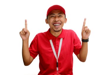 Heyecanlı Asyalı teslimatçı, bedava teslimat, hızlı teslimat, özel teklifler ya da indirimler gibi reklam ve mesajlar için boş fotokopi alanını işaret ediyor. Beyaz arkaplanda izole