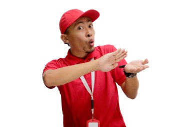 Mutlu Asyalı teslimatçı, 'para harcama' jesti yapıyor. Harcama konusunda şevk ya da teşvik gösteriyor. Beyaz bir arkaplanda izole edilmiş