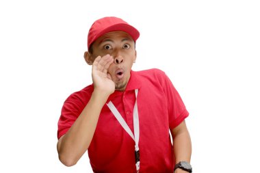 Asyalı kurye ya da kurye elini ağzının yanına koyar. Sanki önemli bir şey duyuruyormuş gibi. Promosyon, özel teklif, büyük anlaşmalar ya da indirim gibi. Beyaz bir arkaplanda izole edilmiş