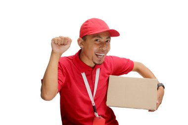 Asyalı kurye ya da teslimatçı, kapıya vurmayı simgeleyen, paketin müşterinin ön kapısına teslim edilmesini simgeleyen, hızlı teslimat kavramını temsil eden, beyaz arka planda izole edilmiş,