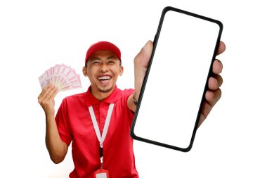 Asyalı kurye ya da kurye kameraya doğru Boş Telefon Ekranı gösterirken, Para Banknotları, beyaz arka plan, yeni uygulamalar, çevrimiçi alışveriş, lojistik ve mali yönetim izole edildi