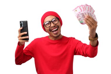 Endonezya 'nın 17 Ağustos' taki Bağımsızlık Günü terfisi sırasında aldığı ikramiye ve nakit parayı beyaz arka planda izole ederek kutlayan Endonezyalı heyecanlı bir adam.