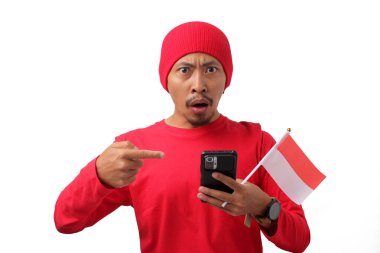 Şaşırmış Endonezyalı adam, Endonezya Bağımsızlık Günü tanıtım etkinliği sırasında beyaz bir arkaplanda özel teklifler, indirimler ve büyük anlaşmalar hakkında telefonundan beklenmedik bir tebligat aldı.