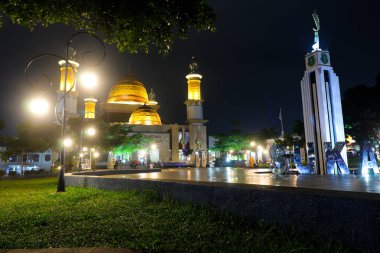 Sukabumi, Batı Java, Endonezya - 29 Nisan 2024: Sukabumi 'nin görkemli bir manzarası gece aydınlandı. Camide büyük altın bir kubbe ve yüksek minareler yer alıyor.