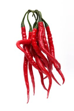 Taze kıvırcık kırmızı biber (Cabai Merah Keriting) beyaz arka planda izole edilmiştir