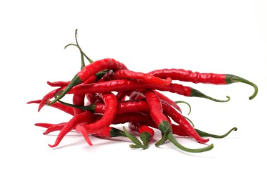 Taze kıvırcık kırmızı biber (Cabai Merah Keriting) beyaz arka planda izole edilmiştir