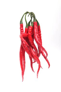 Taze kıvırcık kırmızı biber (Cabai Merah Keriting) beyaz arka planda izole edilmiştir