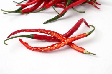 Taze kıvırcık kırmızı biber (Cabai Merah Keriting) beyaz arka planda izole edilmiştir