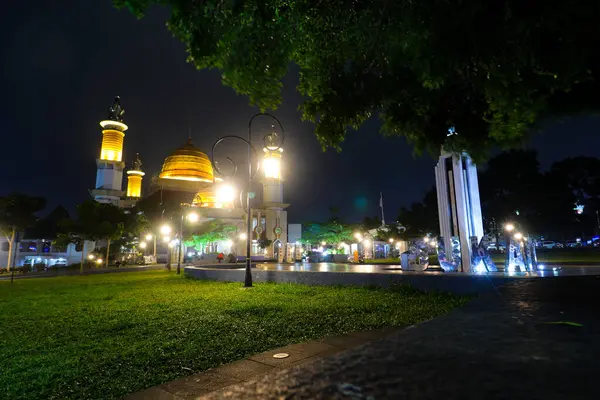 Sukabumi, Batı Java, Endonezya - 29 Nisan 2024: Sukabumi 'nin görkemli bir manzarası gece aydınlandı. Camide büyük altın bir kubbe ve yüksek minareler yer alıyor.