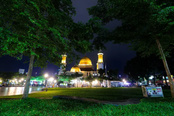 Sukabumi, Batı Java, Endonezya - 29 Nisan 2024: Sukabumi 'nin görkemli bir manzarası gece aydınlandı. Camide büyük altın bir kubbe ve yüksek minareler yer alıyor.