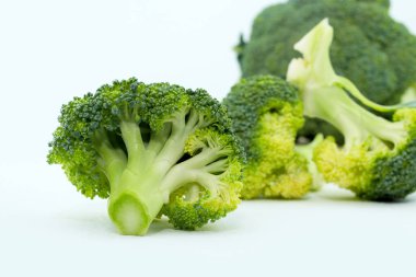 Brokoli beyaz arkaplanda izole edildi