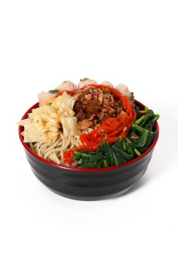 Bir kase Mie Ayam, tipik bir Endonezya yemeği, tavuklu erişte, doğranmış tavuk, köfte, köfte, yeşil sebze ve çeşitli malzemeler, beyaz bir arka planda izole edilmiş.