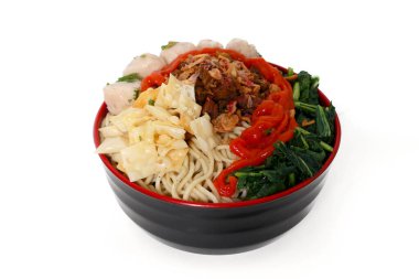 Bir kase Mie Ayam, tipik bir Endonezya yemeği, tavuklu erişte, doğranmış tavuk, köfte, köfte, yeşil sebze ve çeşitli malzemeler, beyaz bir arka planda izole edilmiş.