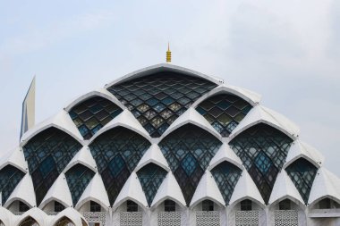 Bandung, West Java, Endonezya - Ekim 04, 2024: The Al Jabbar Camii 'nin manzarası, El-Jabbar Büyük Camii olarak da bilinir.