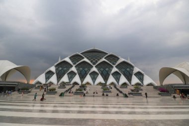 Bandung, West Java, Endonezya - Ekim 04, 2024: The Al Jabbar Camii 'nin manzarası, El-Jabbar Büyük Camii olarak da bilinir.