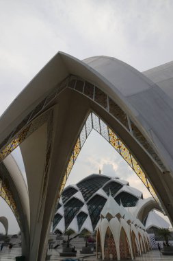 Bandung, West Java, Endonezya - Ekim 04, 2024: The Al Jabbar Camii 'nin manzarası, El-Jabbar Büyük Camii olarak da bilinir.