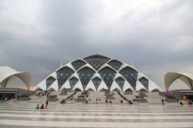 Bandung, West Java, Endonezya - Ekim 04, 2024: The Al Jabbar Camii 'nin manzarası, El-Jabbar Büyük Camii olarak da bilinir.