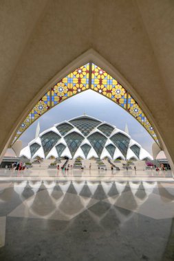 Bandung, West Java, Endonezya - Ekim 04, 2024: The Al Jabbar Camii 'nin manzarası, El-Jabbar Büyük Camii olarak da bilinir.