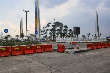 Bandung, Batı Java, Endonezya - Ekim 04, 2024: El-Jabbar Camii 'ndeki otopark alanı, Batı Java, Endonezya.