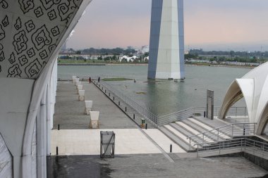 Bandung, Batı Java, Endonezya - Ekim 04, 2024: El-Jabbar camii bölgesinde bir ambar manzarası, ayrıca bir tutam havzası veya küçük bir baraj olarak da bilinir. Bu insan yapımı bir su deposu.