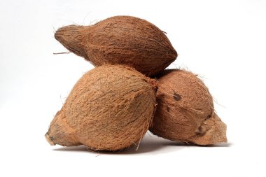 Beyaz arka planda izole edilmiş bir grup hindistan cevizi