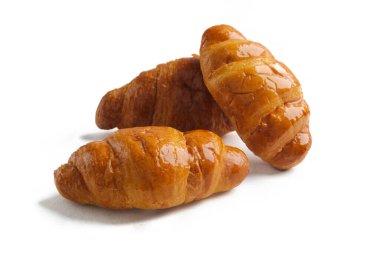 Bir grup yeni pişmiş kruvasan. Kahverengi ve pul pul, kahvaltıda yenmeye hazır.