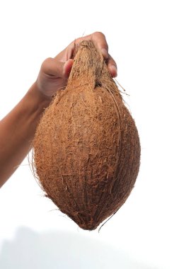 Elinde kahverengi kabuğu olan hindistan cevizi. Beyaz bir arkaplanda izole edilmiş