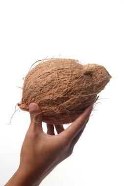 Elinde kahverengi kabuğu olan hindistan cevizi. Beyaz bir arkaplanda izole edilmiş