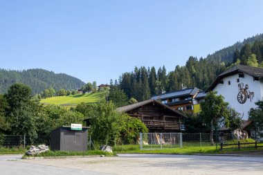 Eben im Pongau, Salzburg - Avusturya - 06-25-2024: Gasthofgut und Kasten Gasthofgut, Salzburg eyaleti Eben im Pongau belediyesinde yer almaktadır..