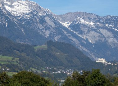 Hohenwerfen Şatosu güzel vadisinde uykuya daldı.