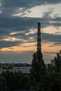 Gökyüzü ve günbatımının arka planında büyük tuğla sanayi bacası. Yüksek kalite fotoğraf