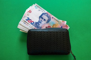 Yeşil arka planda cüzdanı olan bir paket Ukrayna 200 Hryvnia 'sı. Yüksek kalite fotoğraf