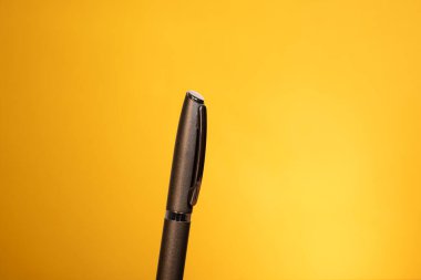 Yazmak için dolmakalem, sarı arka planda metal tükenmez kalem. Yüksek kalite fotoğraf