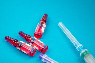 Tıbbi enjeksiyonlar için şırıngalı ampuller. İlaçlar hastalığı tedavi etmek için kullanılır. Silindir ve şırınga. Yüksek kalite fotoğraf