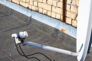 DTH TV Tabak Anteni. Anten, uydudan televizyon sinyalleri alacak. Yüksek kalite fotoğraf