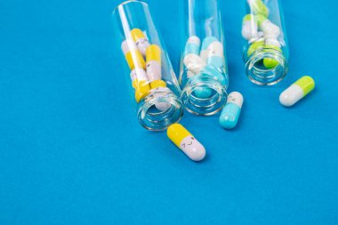 İlaçlar tedavi ve hastalığın tedavisi için kullanılır. Çeşitli ilaçlar, vitaminler, bir hap şişesi. - Evet. Yüksek kalite fotoğraf